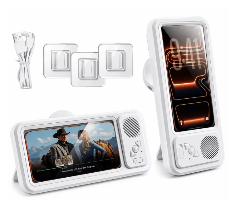 AquaBox em pé com o suporte dobrável, com celular encaixado, e os itens que acompanham o produto: cabo USB e adesivos de fixação